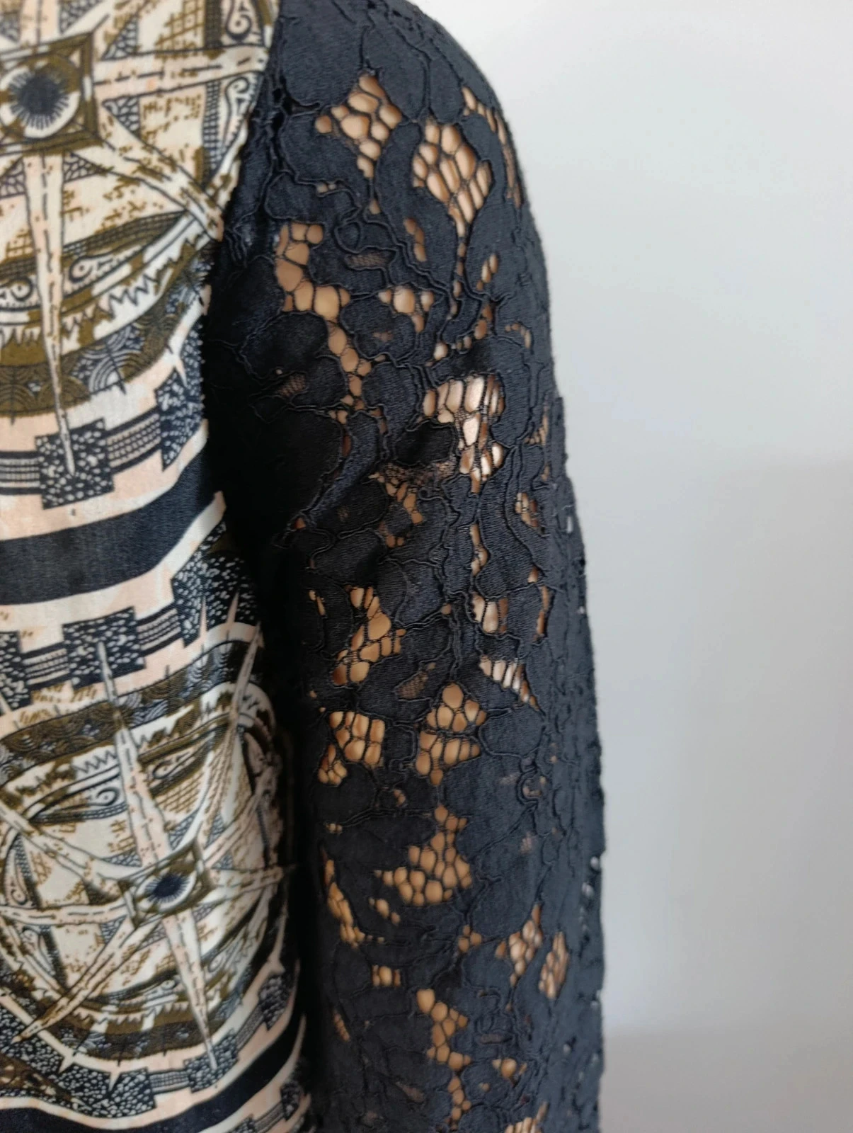 By Swan Paris women's fine black size S sweater with graphic print and lace sleeves – photo 9